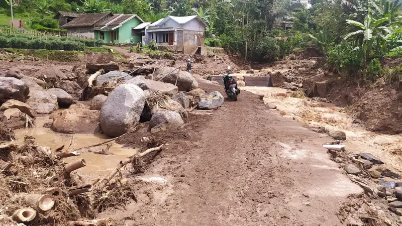 Sejumlah fasilitas publik seperti jalan dan jembatan di desa Cinta Manik, Karangtengah, Garut, Jawa Barat nampak rusak setelah musibah banjir bandang kemarin.