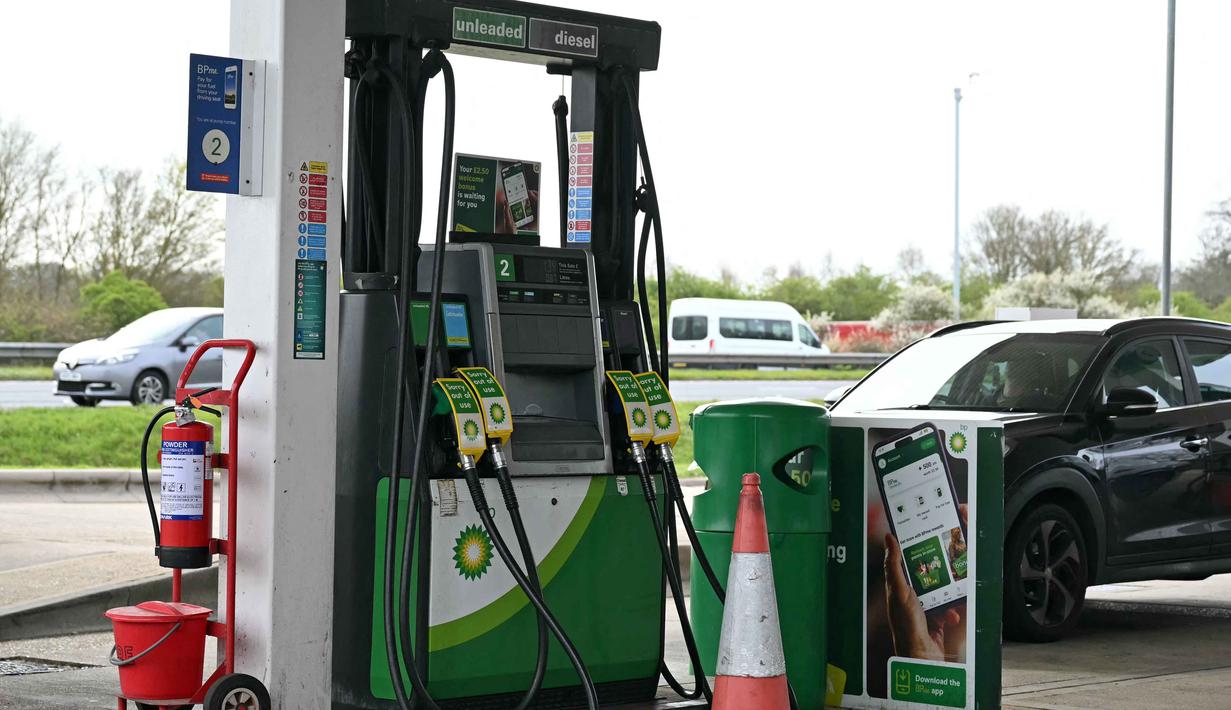 Saat ini, di Inggris, harga bensin kini menembus level di atas 1,5 paun per liter, atau sekitar 7,25 dolar AS per galon. Sementara, harga solar (diesel) melonjak hingga 1,77 paun per liter, atau sekitar 8,54 dolar AS per galon. Tampak dalam foto, pompa-pompa yang tidak digunakan untuk berbagai jenis bahan bakar terlihat di sebuah Stasiun Pengisian Bahan Bakar Umum (SPBU) di jalan A3, sebelah utara Guildford di Inggris selatan pada 29 Maret 2026. (JUSTIN TALLIS/AFP)