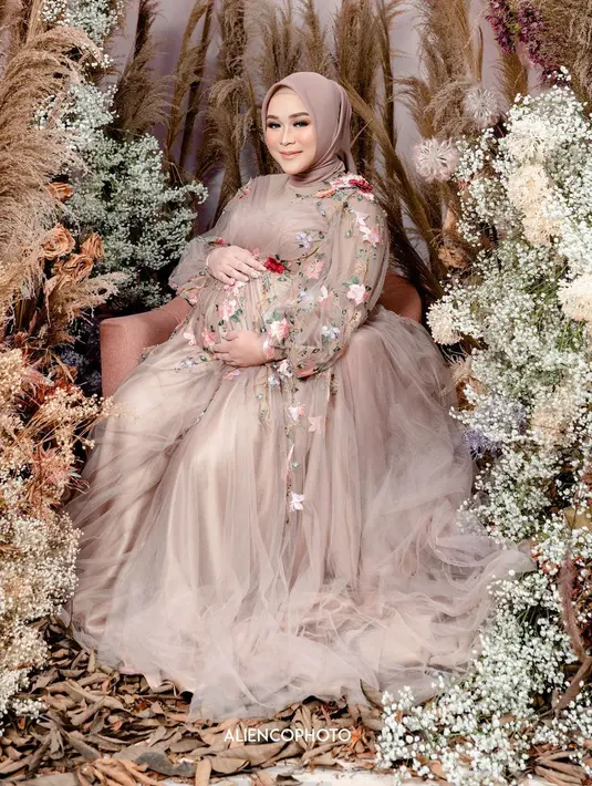 <p>Syifa mengenakan gaun panjang berwarna pastel yang senada dengan dekorasi bunga-bunganya. [Foto: Instagram/ syifaasyifaaa]</p>