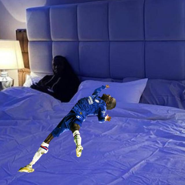 Foto Editan N'Golo Kante Terpeleset