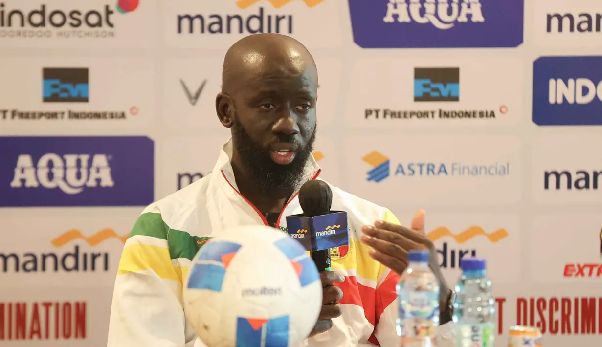 Timnas Mali U-22 akan menjadikan laga ini sebagai ujian berat bagi Garuda Muda Indonesia. Tampak dalam foto, pelatih Mali U-22, Fousseni Diawara, saat sesi konferensi pers jelang pertandingan uji coba melawan Mali, Jakarta, Jumat (14/11/2025). (Bola.com/Abdul Aziz)