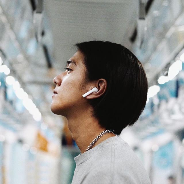 6 Potret Gaya Rambut Gondrong Iqbaal Ramadhan, Selalu Curi Perhatian