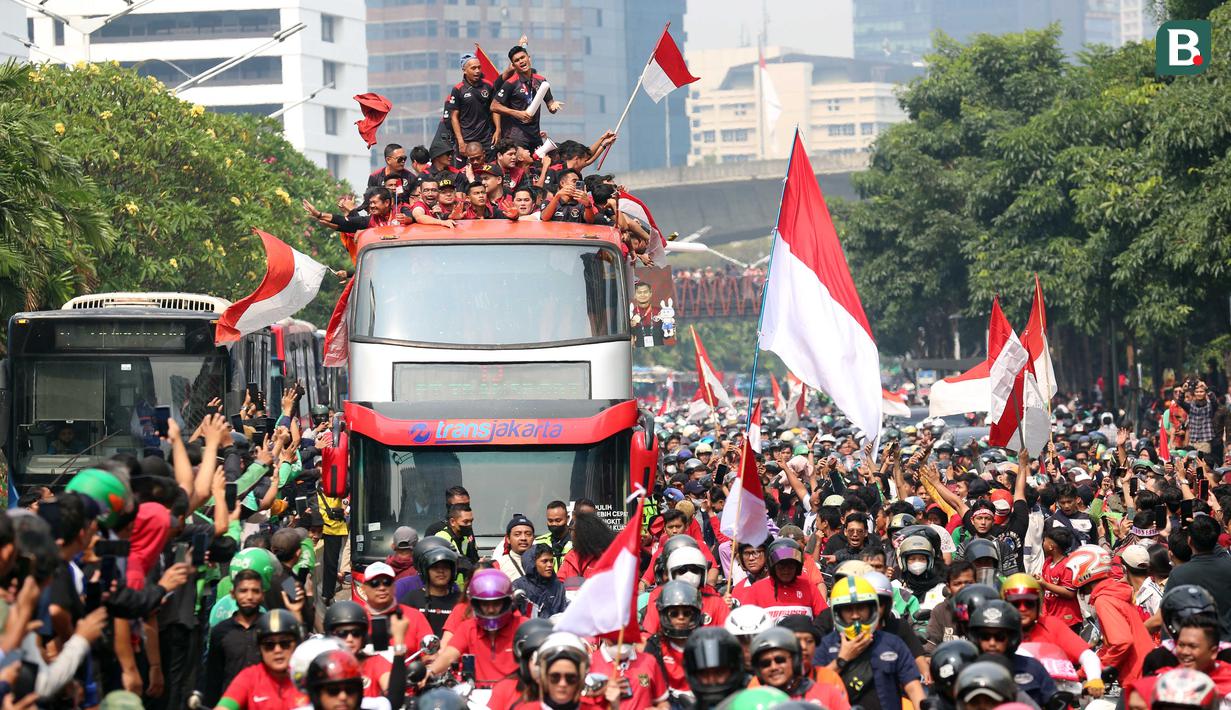 <p>Sejumlah pendukung memadati ruas jalan Jendral Soedirman untuk menyapa pemain Timnas Indonesia U-22 yang tengah mengikuti parade perayaan kesuksesan Timnas Indonesia U-22 di SEA Games 2023 Kamboja dengan berkeliling kota Jakarta, Jumat (19/05/2023). (Bola.com/Bagaskara Lazuardi)</p>
