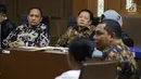Terdakwa dugaan korupsi pengadaan lahan Bandara Bobong Maluku Utara, Zainal Mus (kiri) dan Ahmad Hidayat Mus menyimak keterangan saksi pada sidang lanjutan di Pengadilan Tipikor, Jakarta, Kamis (20/12). (Liputan6.com/Helmi Fithriansyah)