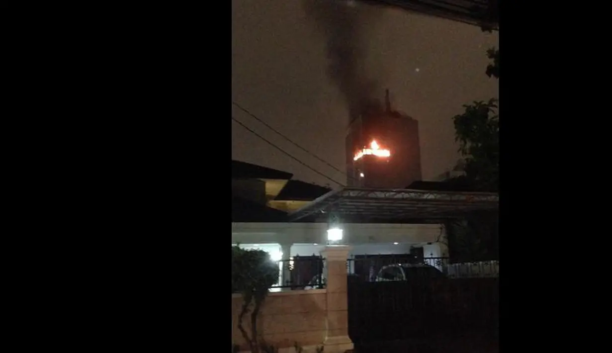 Penampakan Wisma Kosgoro yang mengalami kebakaran, Jakarta, Senin (9/3/2015). Tingginya gedung dan hembusan angin yang kencang membuat api sulit untuk dipadamkan (Twitter.com)