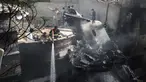 Petugas pemadam kebakaran menyemprotkan air pada puing pesawat Pakistan International Airlines yang jatuh di Karachi, Pakistan, Jumat (22/5/2020). Menurut perwakilan dari Kementerian Kesehatan Sindh, 97 orang dilaporkan meninggal dan dua orang selamat dalam kecelakaan tersebut. (Rizwan TABASSUM/AFP)