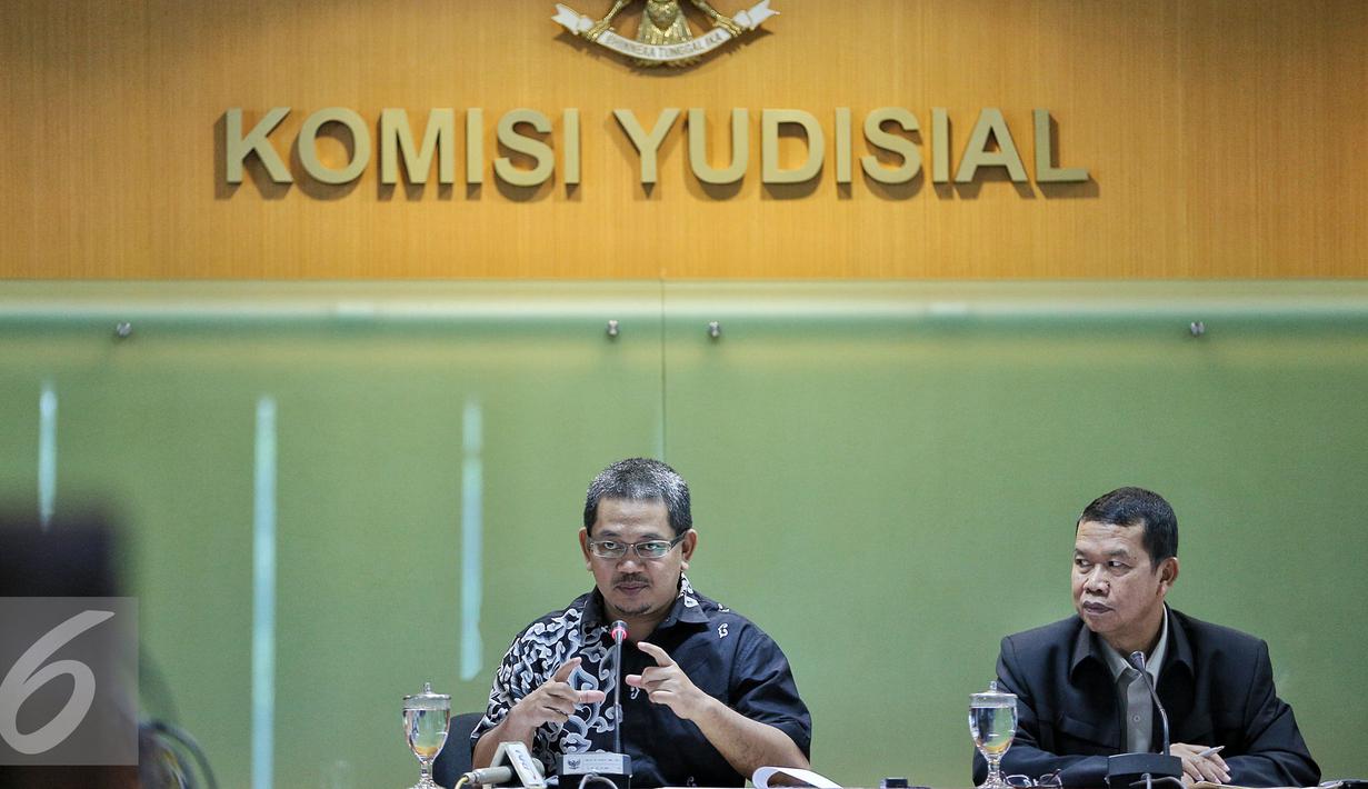 Wakil Ketua Sementara (KY) Farid Wadji (kiri) memberikan keterangan pers di Jakarta, Kamis (4/2). KY kembali menerima usulan calon hakim agung Tahun 2016 untuk pengisian kekosongan jabatan hakim agung sejumlah 8 orang. (Liputan6.com/Faizal Fanani)
