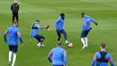 Bek West Ham United Arthur Masuaku (tengah) dan Issa Diop (kedua kanan) menghadiri sesi latihan West Ham United di London timur, Rabu (13/4/2022). West Ham akan bertandang ke markas Lyon pada leg kedua perempat final Liga Europa di Stadion Groupama, Jumat 15 April dini hari WIB. (JUSTIN TALLIS/AFP)