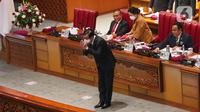 Menteri Hukum dan HAM Yasonna Laoly saat mengikuti rapat paripurna ke-28 masa persidangan V tahun 2021-2022 di Kompleks Parlemen, Senayan, Jakarta, Kamis (7/7/2022).  Rapat Paripurna tersebut mendengarkan pendapat fraksi terhadap RUU usul inisiatif Komisi II DPR tentang pembentukan Provinsi Papua Barat Daya. (Liputan6.com/Angga Yuniar)