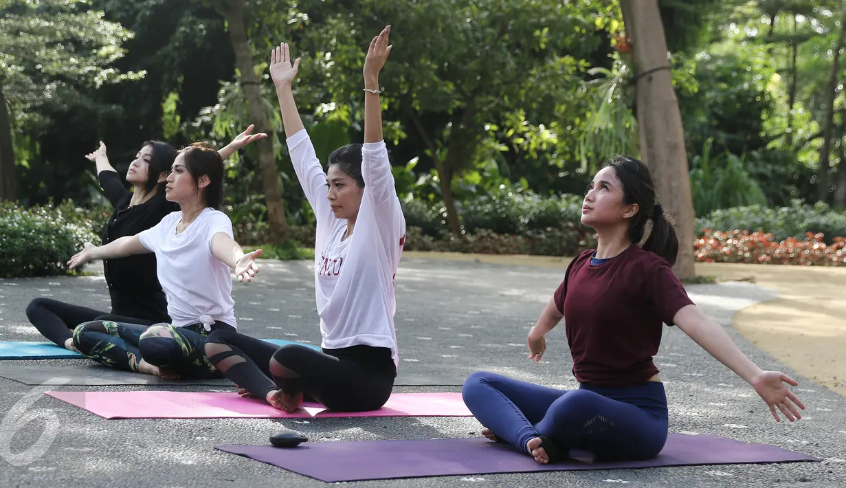 Jessica Iskandar melakukan Acroyoga bersama GirlsSquad di Fauna Land, Ancol, Jakarta, Kamis (6/4). Jedar mengaku apapun rutinitas yang dijalaninya, harus disempatkan untuk berolahraga. (Liputan6.com/Herman Zakharia)