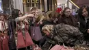 Sejumlah wanita memilih - milih tas yang dibanderol dengan harga cukup murah selama perayaan Black Friday di Macy Herald Square, New York,(26/11). Black Friday adalah hari dimulainya musim belanja bagi warga Amerika menjelang Natal. (REUTERS/Andrew Kelly)