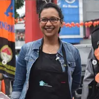 Shahnaz Haque terjun langsung dalam mengikuti program sekolah relawan, mobil makan gratis. (dok. Instagram @shahnaz.haque/https://www.instagram.com/p/Bt0PAZxBlBd/Asnida Riani)