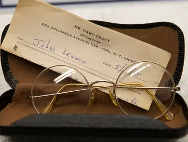 Sebuah kacamata milik mantan personel The Beatles, John Lennon diperlihatkan di Berlin, Selasa (21/11). Kepolisian Jerman berhasil menemukan kembali barang-barang peninggalan John Lenon yang dicuri pada 2006 lalu di New York. (AP/Markus Schreiber)