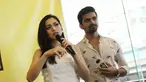 Aktris Jessica Iskandar didampingi aktor India, Vishal Singh, dalam peluncuran Jedar Koofee di Kemang, Jakarta, Sabtu (29/7). Bekerja dalam program acara yang sama, membuat keduanya digosipkan menjalin hubungan spesial. (Liputan6.com/Herman Zakharia)