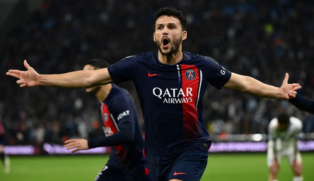 Striker berusia 23 tahun, Goncalo Ramos didatangkan PSG dari Benfica pada tengah musim 2023/2024 dengan nilai transfer 65 juta euro. Hingga kini ia telah bermain dalam 40 laga di semua kompetisi bersama PSG dengan torehan 14 gol dan 2 assist. Bersama Timnas Portugal ia telah mengoleksi 14 caps dengan torehan 8 gol dan 2 assist sejak melakukan debut pada 17 November 2022. (AFP/Christophe Simon)