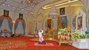 Putra Mahkota Maha Vajiralongkorn melakukan penghormatan saat acara suksesi raja baru Thailand, Kamis (1/12). Sang putra mahkota kini layak disebut Raja Vajiralongkorn, raja ke-10 dari dinasti Chakri. (REUTERS)