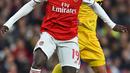 Gelandang Arsenal, Nicolas Pepe (kiri) mengontrol bola dari kawalan pemain Standard Liege pada lanjutan pertandingan grup F Liga Europa di Stadion Emirates, London (3/10/2019). Arsenal menang telak 4-0 atas Standard Liege. (AFP Photo/Glyn Kirk)
