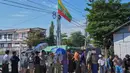 Sejak pagi hari waktu setempat, berbondong-bondong, warga Myanmar mendatangi tempat pemungutan suara. Tampak dalam foto, para pemilih mengantre untuk memberikan suara mereka di tempat pemungutan suara di Naypyitaw, Myanmar, Minggu, 28 Desember 2025. (AP Photo/Aung Shine Oo)