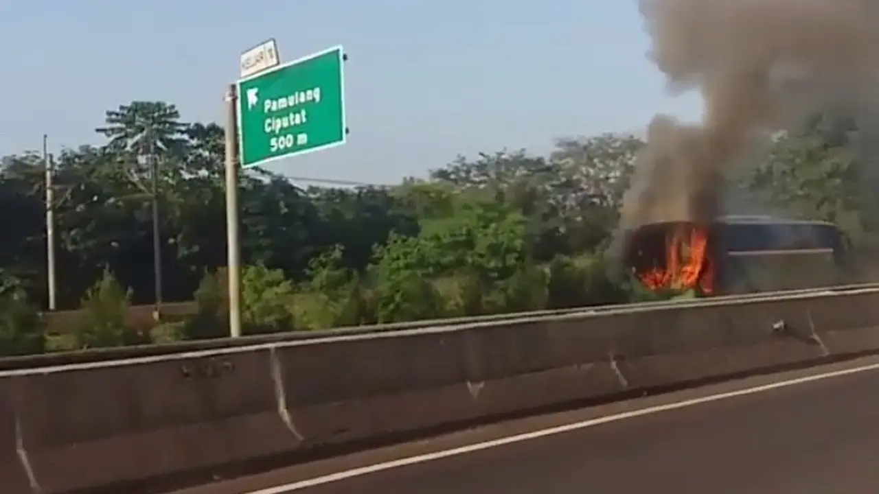 Bus Mayasari Bhakti Terbakar di Ruas Tol Bintaro-BSDBus Mayasari Bhakti Terbakar di Ruas Tol Bintaro-BSD