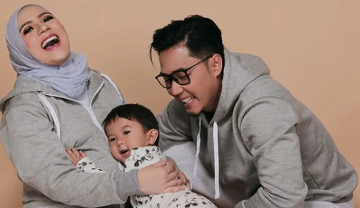 Keceriaan terpancar dari wajah Nycta Gina, Kinos dan Uta. Ini bukti jika keluarga ini harmonis dan bahagia. (Foto: instagram.com/mozawahyu)
