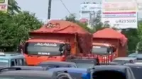 Ratusan truk sampah yang mengular, mengantri bongkar muat sampah menandai aktivitas di TPST Bantar Gebang kembali normal.
