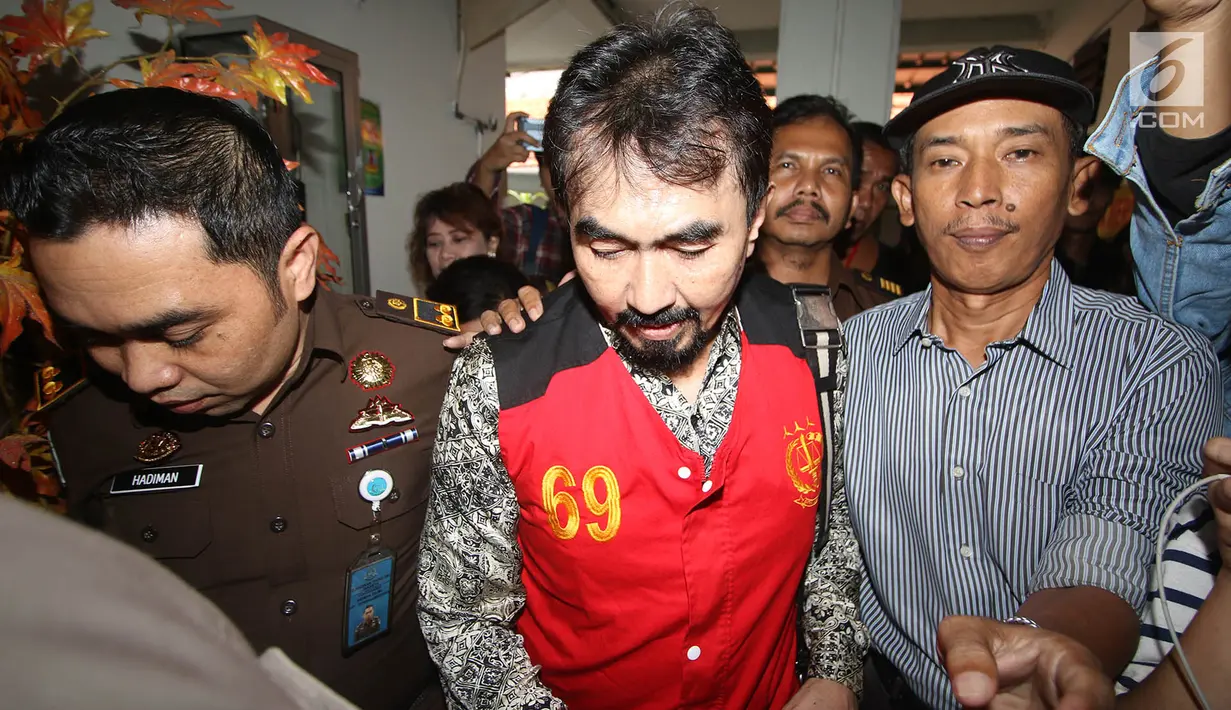 Gatot Brajamusti atau Aa Gatot dibawa menuju ruang sidang kasus kepemilikan senjata api ilegal dan satwa langka di PN Jakarta Selatan, Selasa (10/10). Sidang itu beragendakan pembacaan dakwaan oleh Jaksa Penuntut Umum. (Liputan6.com/Immanuel Antonius)
