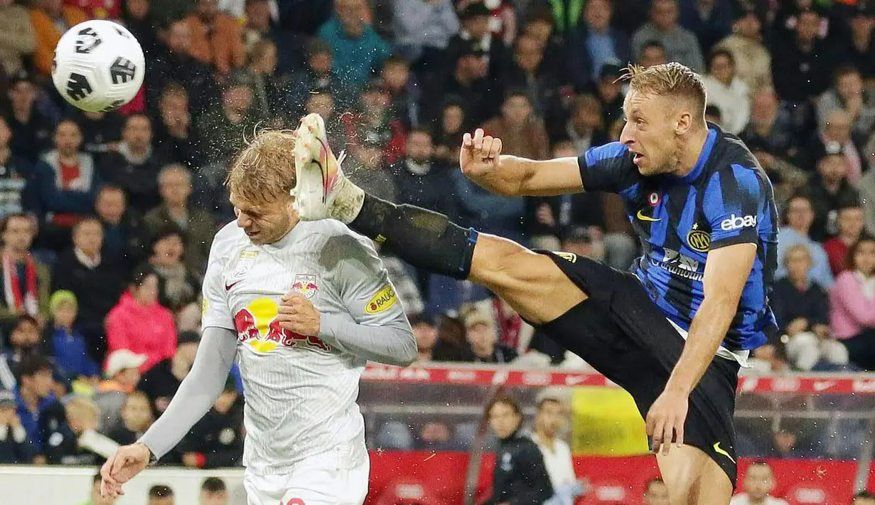 Pemain Inter Milan, Davide Frattesi (kanan) berebut bola dengan pemain RB Salzburg, Leandro Morgalla pada laga uji coba pramusim di Red Bull Arena, Austria, 10 Agustus 2023 WIB. (AFP/APA/Krugfoto)