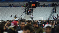 Para suporter mengalami kepanikan setelah bom meledak di Stade de France saat laga antara Prancis melawan Jerman sedang berlangsung, Jumat (14/11/2015). (Reuters/Carl Recine)