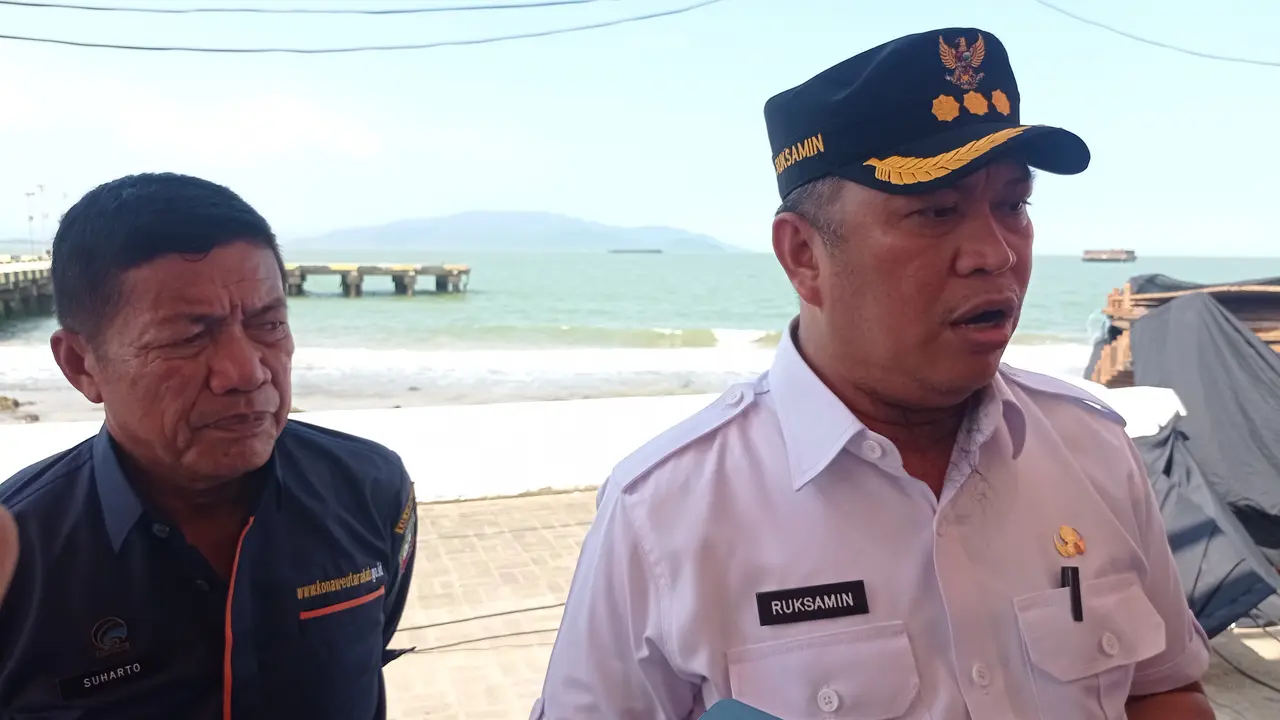 Bupati Konawe Utara Ruksamin dan Kadis Kominfo Suharto, saat menerima kunjungan Menteri Perhubungan RI.(Liputan6.com/Ahmad Akbar Fua)