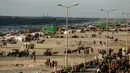 <p>Sejumlah warga Palestina menikmati suasana pantai Kota Gaza, Jumat (22/6). Pantai Gaza menjadi pelipur bagi penduduk yang tak punya pilihan berwisata ke luar kota atau luar negeri. (AFP PHOTO/MAHMUD HAMS)</p>