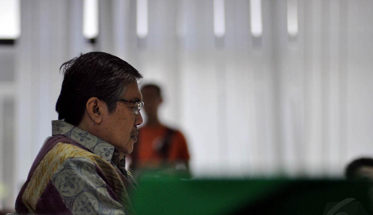 Mantan Kepala Bappebti, Syahrul Raja Sampurnajaya mendengarkan vonis di Pengadilan Tipikor, Jakarta, Rabu (12/11/2014). (Liputan6.com/Miftahul Hayat)