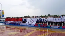 Tim Traditional Boat Race putra Indonesia saat prosesi pengalungan medali Asian Games 2018 di Palembang, Senin (27/8/2018). (Bola.com/Riskha Prasetya)