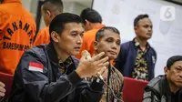 Kasubdit II Dittipidsiber Bareskrim Polri Kombes Himawan Bayu Aji saat konferensi pers terkait penangkapan pelaku hacker Indonesia di Lobi Bareskrim Polri, Jakarta, Jumat (24/1/2020). (Liputan6.com/Faizal Fanani)