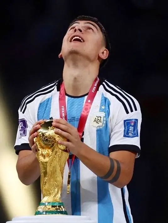 Banyak yang gagal fokus melihat tampannya sosok Dybala. La Joya memang miliki paras rupawan yang membuat banyak warganet terpesona akan wajahnya. Tak hanya itu, wajah Dybala yang baby face juga menjadi daya tarik top skor sementara AS Roma musim ini. (Liputan6.com/IG/paulodybala)