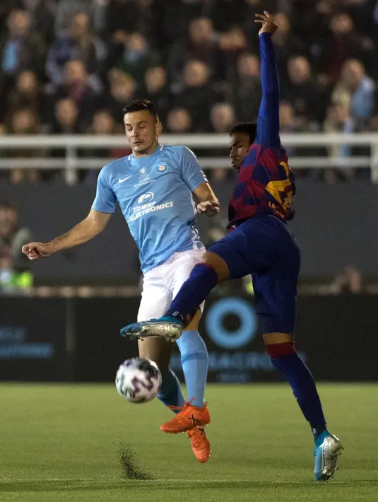 Bek Barcelona,Junior Firpo (kanan) berebut bola dengan  penyerang UD Ibiza, Angel Rodado pada pertandingan babak 32 besar Copa del Rey 2019-2020 di Estadi Municipal de Can Misses, Rabu (21/1/2020). Barcelona harus bersusah payah untuk mengalahkan Klub Segunda B UD Ibiza 2-1. (JAIME REINA/AFP)