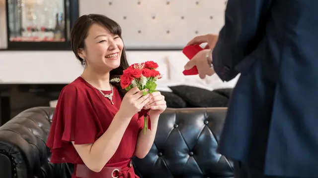 melamar dilamar pasangan cinta menikah