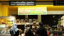 Pengunjung antre membeli makanan bernuansa melayu di Mini Plaza Ramkhamhaen 59, Bangkok Thailand, Jumat (16/12). Menu makanan bernuansa islami tersebut dijual dikisaran 40 hingga 50 bath atau setara Rp 18.000,-. (Liputan6.com/Helmi Fithriansyah)