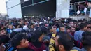 Dilaporkan, setidaknya ada empat orang tewas dan 47 lainnya terluka ketika ribuan warga Palestina menyerbu sebuah gudang milik Perserikatan Bangsa-Bangsa (PBB) di Gaza. (Eyad BABA/AFP)