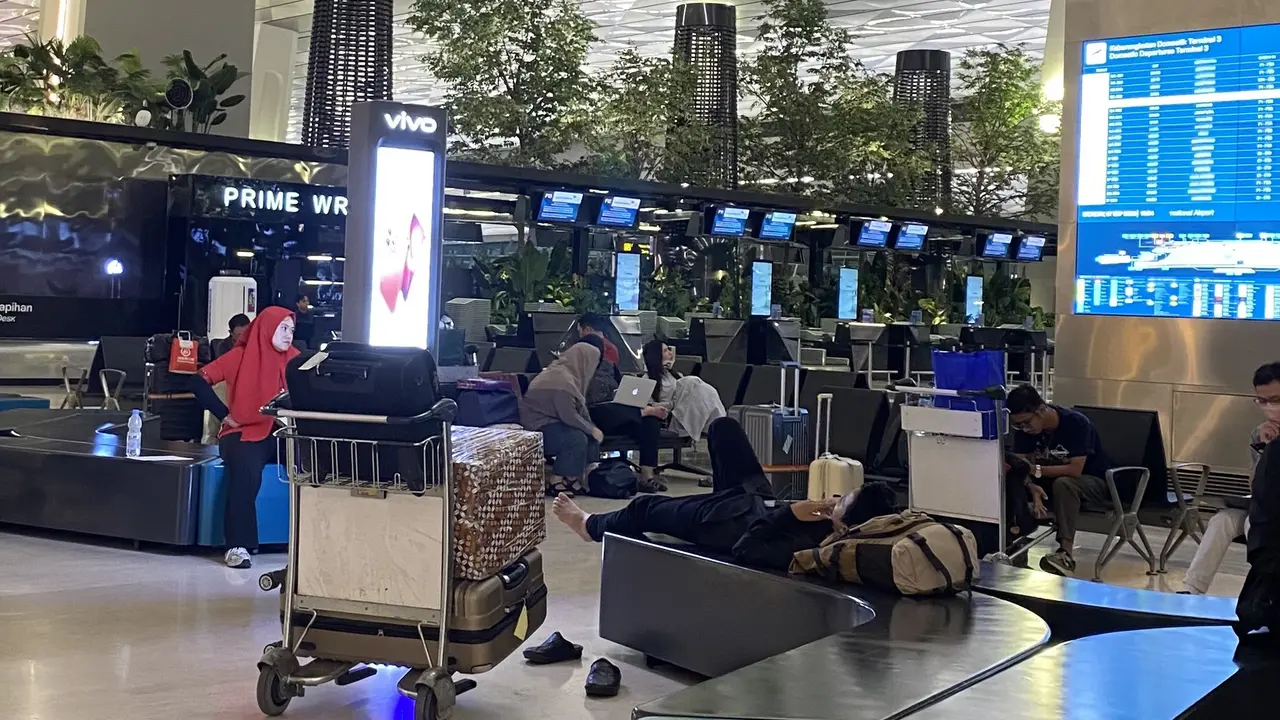 Penumpang di Bandara Soekarno-Hatta Terkena Imbas Abu Anak Krakatau