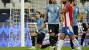 Hingga wasit meniup peluit panjang, skor tak juga berubah. Uruguay menang 1-0 atas Paraguay di laga terakhir Grup A. (AP/Ricardo Mazalan)