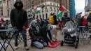 Protes yang berlangsung pada sore hari itu mengakibatkan sejumlah penangkapan ketika puluhan demonstran berbaris di tengah kota Manhattan. (Spencer Platt/Getty Images North America/Getty Images via