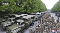 Lawan COVID-19, petugas dari unit medis Tentara Rakyat Korea bersiap untuk pengerahan untuk membantu pengangkutan obat-obatan di Pyongyang, Korea Utara Senin, 16 Mei 2022. (Korean Central News Agency/Korea News Service melalui AP)