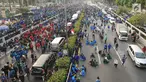 Mahasiswa memblokade Tol Dalam Kota saat berdemonstrasi menolak RUU KUHP dan revisi UU KPK di depan Gedung DPR, Jakarta, Selasa (24/9/2019). Demonstrasi mahasiswa membuat arus lalu lintas Tol Dalam Kota lumpuh. (merdeka.com/Arie Basuki)
