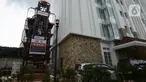 Pekerja beraktivitas di sebuah lahan parkir yang menggunakan lift di sebuah gedung perkantoran di Jakarta, Rabu (9/12/2020). Dalam mengaplikasikan model parkir bertumpuk, pemilik lahan atau pusat perbelanjaan bisa menggunakan lift mobil layaknya di bengkel mobil.  (merdeka.com/Imam Buhori)