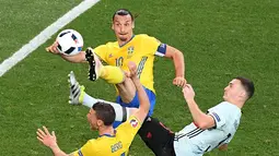 Pemain Belgia, Thomas Vermaelen, berebut bola dengan striker Swedia, Zlatan Ibrahimovic, pada laga terakhir Grup E Piala Eropa 2016 di Allianz Riviera, Nice, Kamis (23/6/2016) dini hari WIB. (AFP/Vincenzo Pinto)