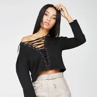 Busana lace up yang lagi hits. (manieredevoir.com)