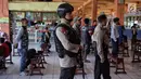 Suasana ketika pasukan Brimob Polda Metro Jaya bersenjata lengkap berjaga  di Terminal Kampung Rambutan, Jakarta, Selasa (19/6). Penjagaan dilakukan untuk memberi rasa aman kepada pemudik pada arus balik Lebaran 2018. (Liputan6.com/Faizal Fanani)
