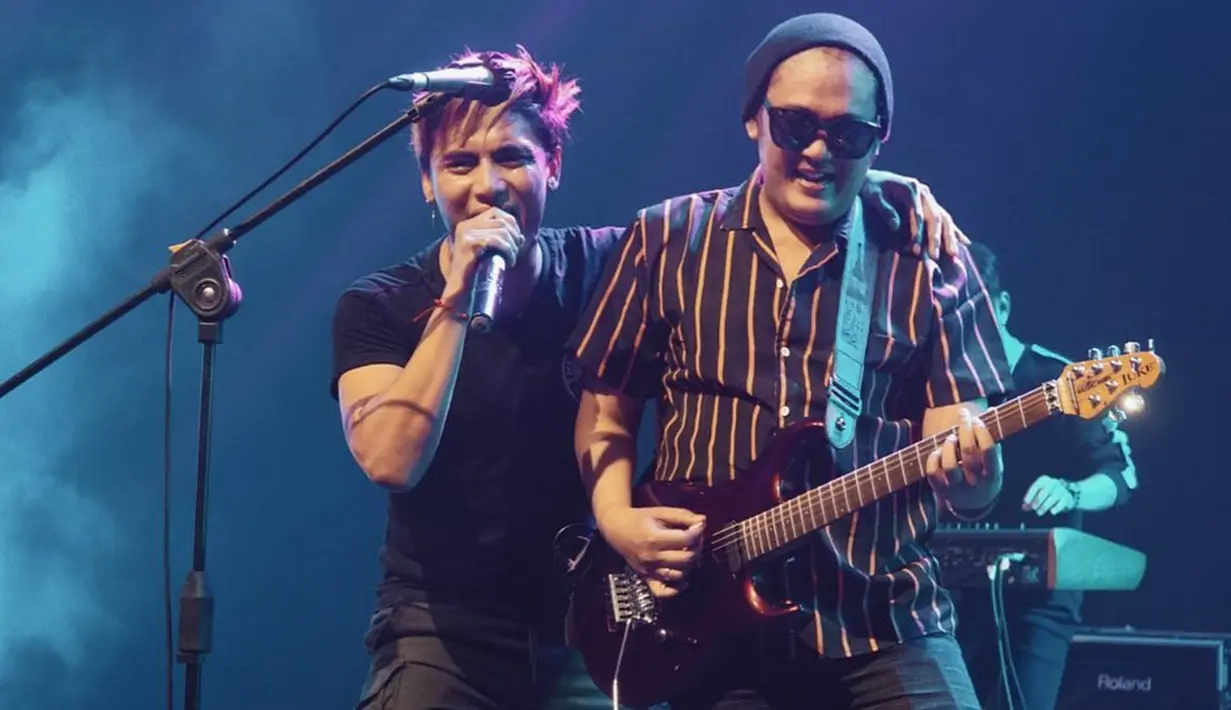 <p>Charly van Houten bersama gitaris Dedy Sudrajat saat tampil di atas panggung. Bukan cuma Charly, Regina membagikan informasi, kru yang berada bersama suaminya saat kecelakaan mobil itu terjadi, juga dalam kondisi selamat dan sehat-sehat.(Instagram/charly_setiaku)</p>