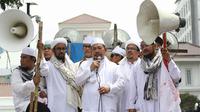 Massa juga mengangkat KH Fachrurozi Ishaq (tengah) sebagai Gubernur DKI Jakarta tandingan, Jakarta, Senin (1/12/2014). (Liputan6.com/Faizal Fanani) 