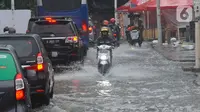 Banjir yang merendam Jalan Kemang Raya ini menyebabkan lalu lintas tersendat. (merdeka.com/Arie Basuki)